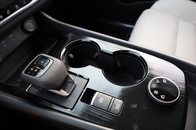 Nissan Rogue Vehicle Image 17