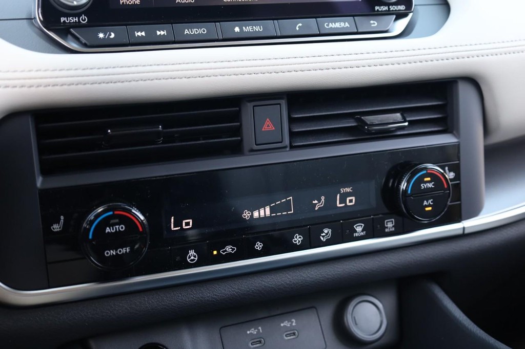 Nissan Rogue Vehicle Image 14