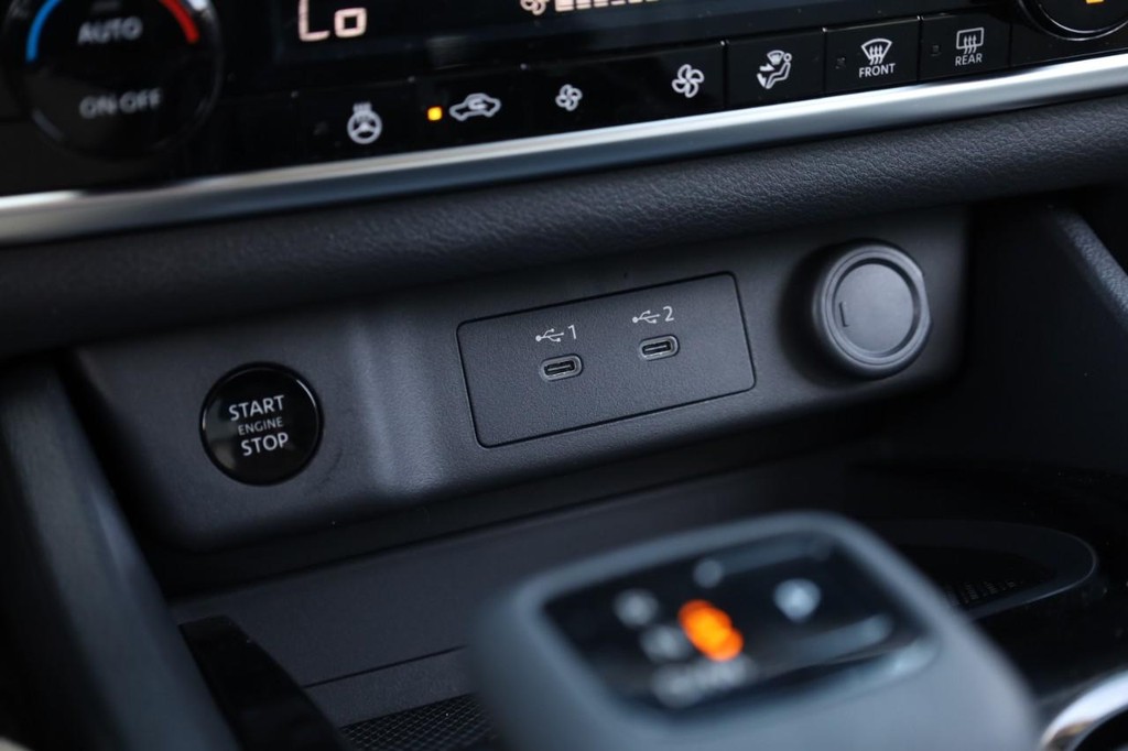 Nissan Rogue Vehicle Image 15