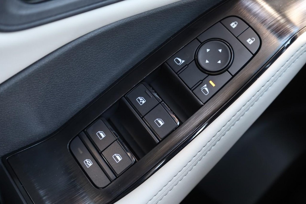 Nissan Rogue Vehicle Image 17