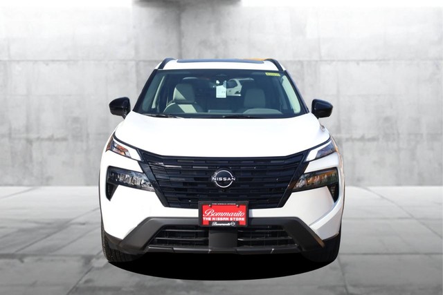 Nissan Rogue Vehicle Full-screen Gallery Image 4