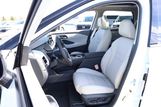 Nissan Rogue Vehicle Full-screen Gallery Image 8