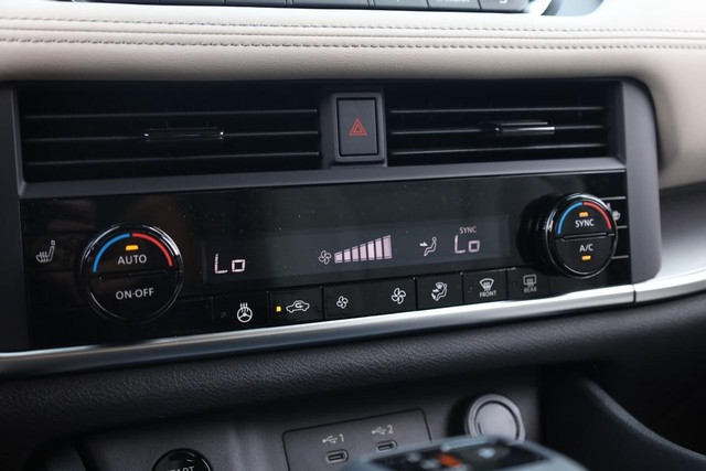 Nissan Rogue Vehicle Image 15