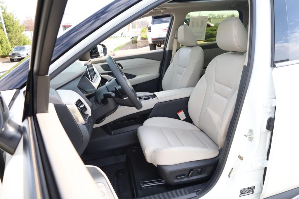 Nissan Rogue Vehicle Image 10