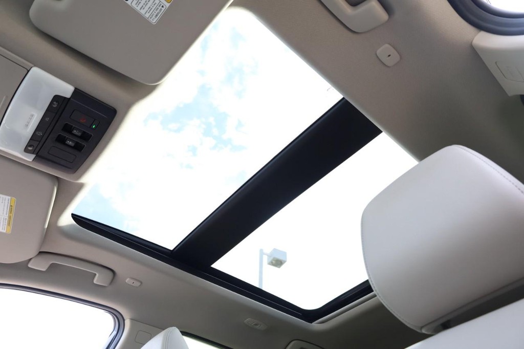 Nissan Rogue Vehicle Image 11