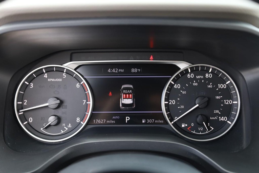 Nissan Rogue Vehicle Image 14