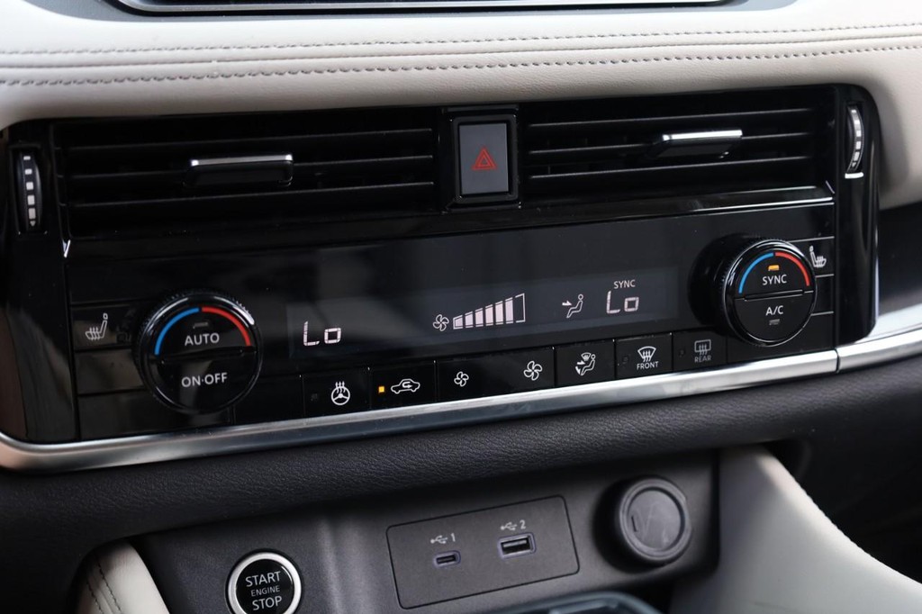 Nissan Rogue Vehicle Image 17