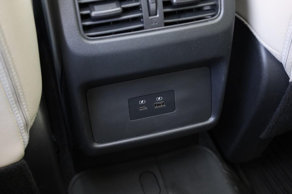 Nissan Rogue Vehicle Image 26