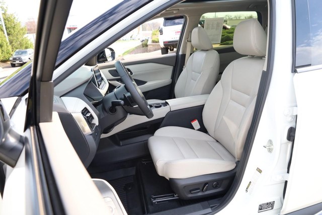 Nissan Rogue Vehicle Image 10