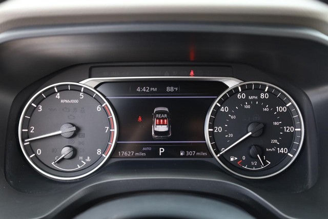 Nissan Rogue Vehicle Image 14