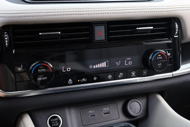 Nissan Rogue Vehicle Image 17