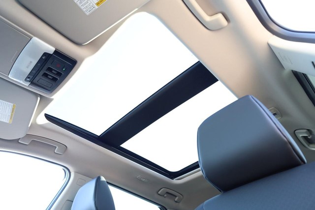 Nissan Rogue Vehicle Image 09