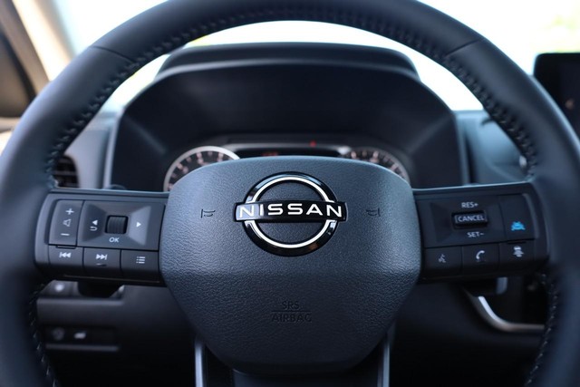 Nissan Rogue Vehicle Image 11