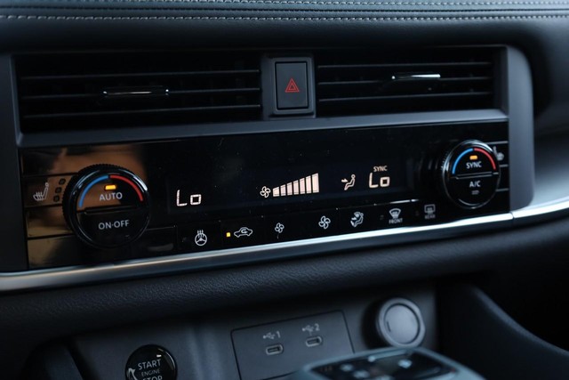 Nissan Rogue Vehicle Image 15