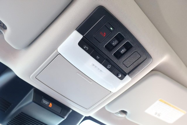 Nissan Rogue Vehicle Image 18