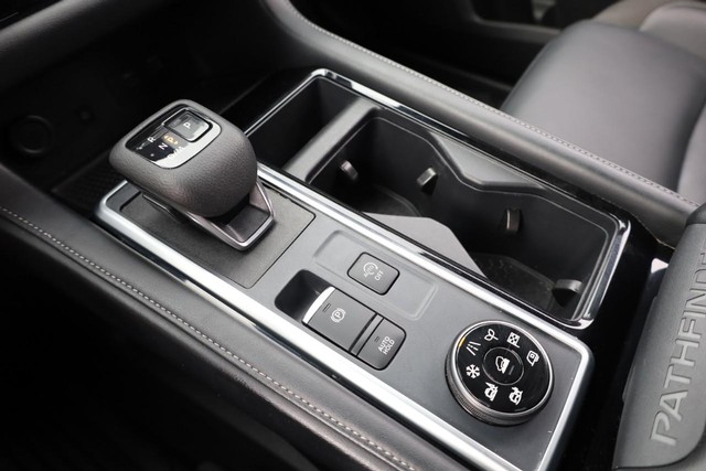 Nissan Pathfinder Vehicle Image 17