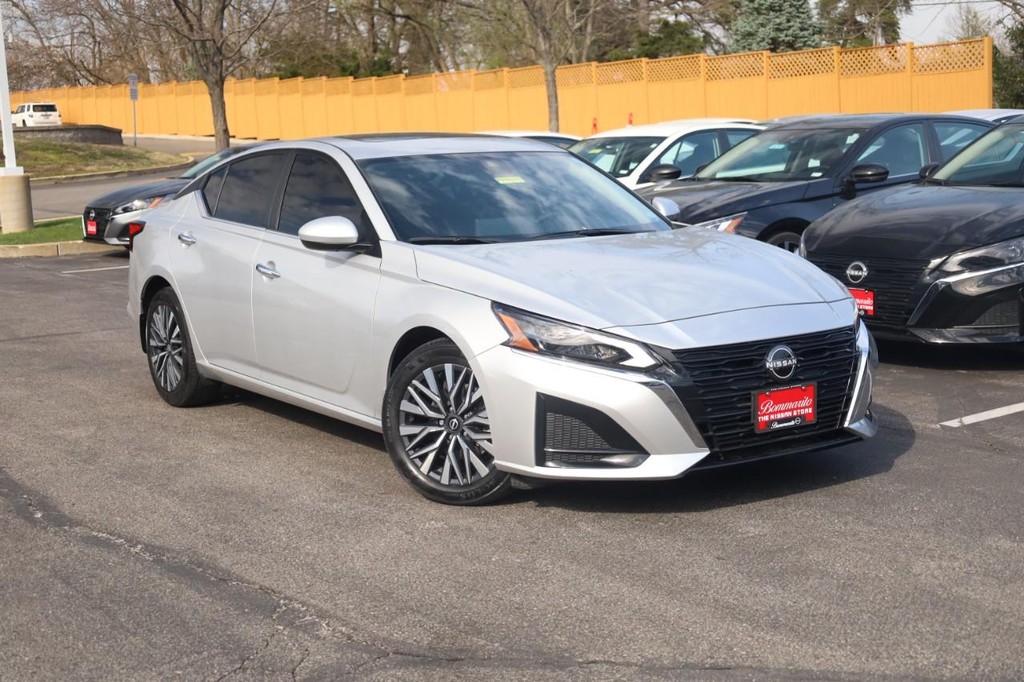 Nissan Altima Vehicle Image 02