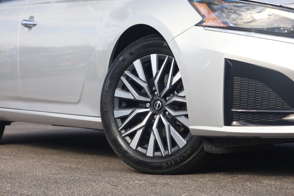 Nissan Altima Vehicle Image 03