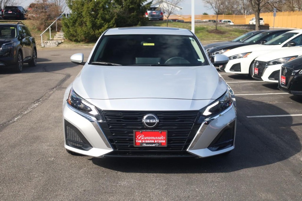 Nissan Altima Vehicle Image 04