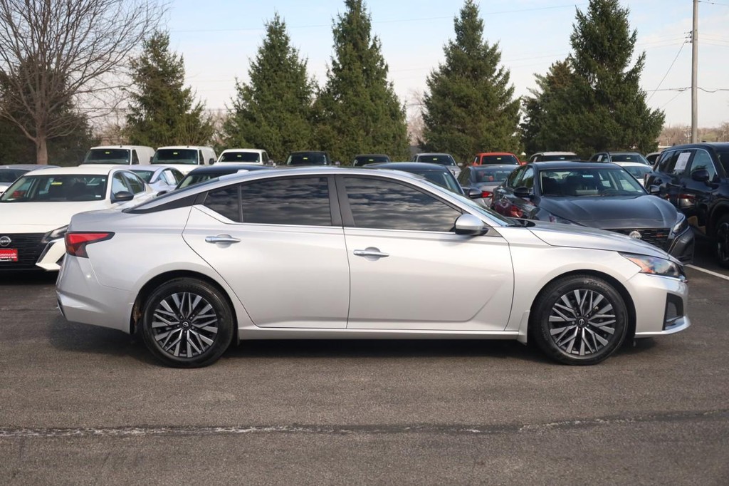 Nissan Altima Vehicle Image 05