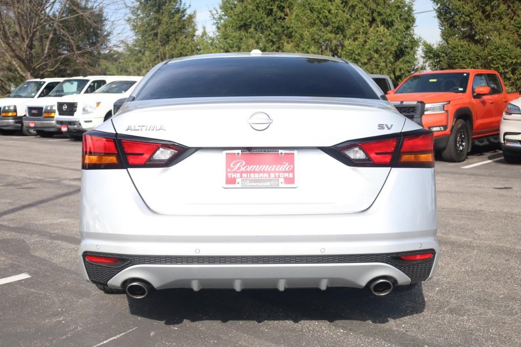 Nissan Altima Vehicle Image 06