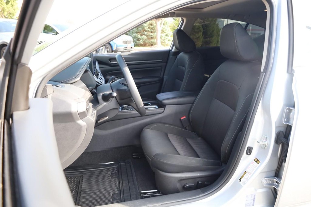 Nissan Altima Vehicle Image 08