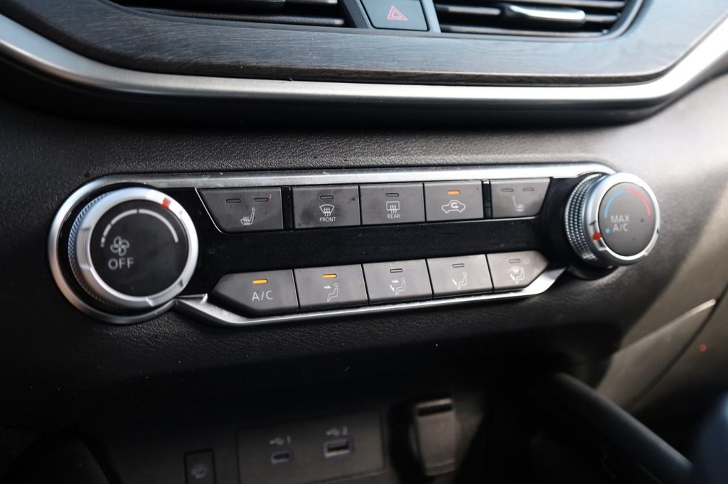 Nissan Altima Vehicle Image 15