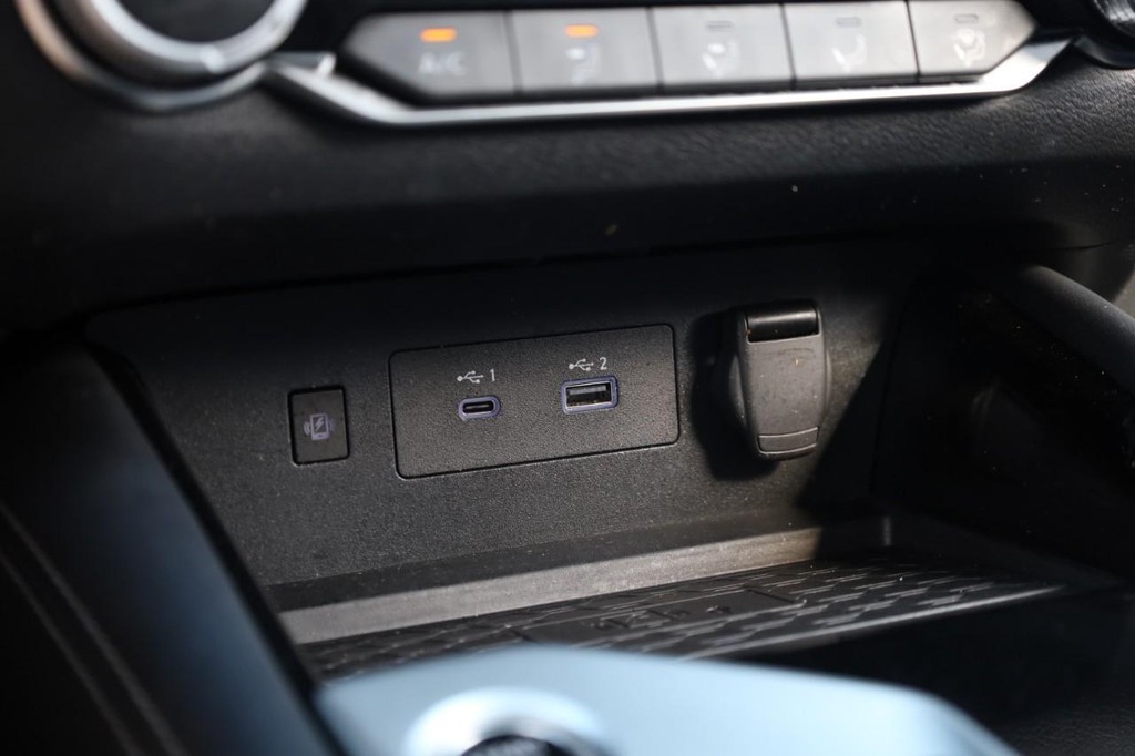 Nissan Altima Vehicle Image 16