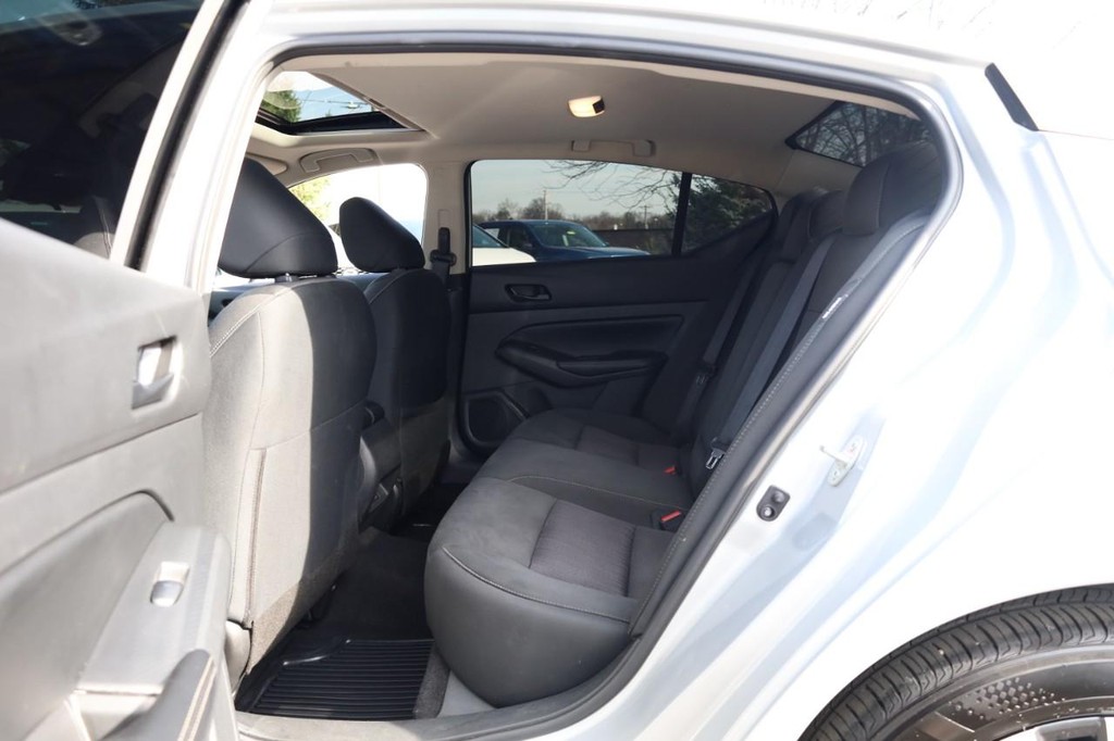 Nissan Altima Vehicle Image 21