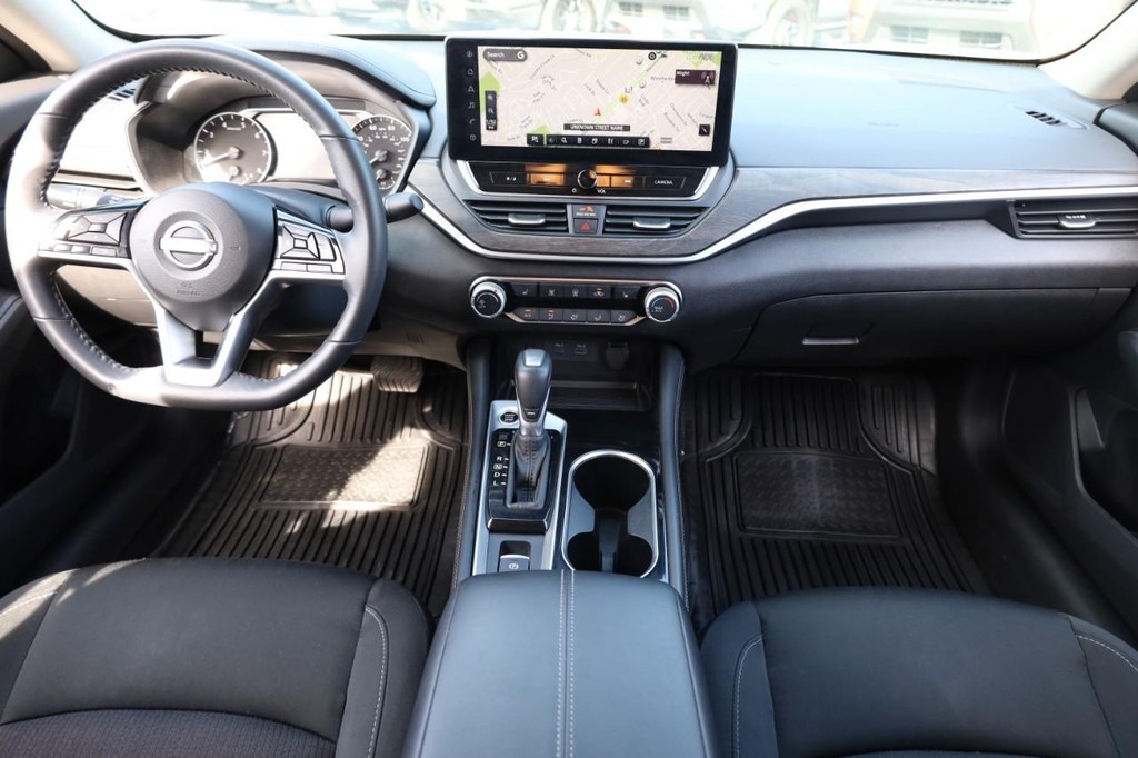 Nissan Altima Vehicle Image 23