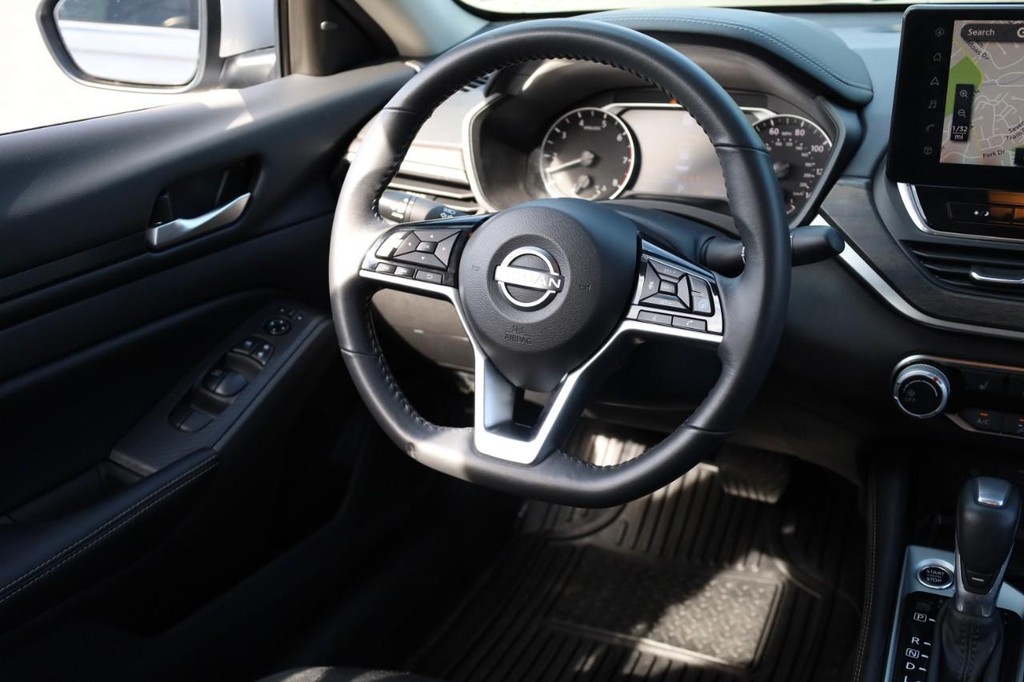 Nissan Altima Vehicle Image 24