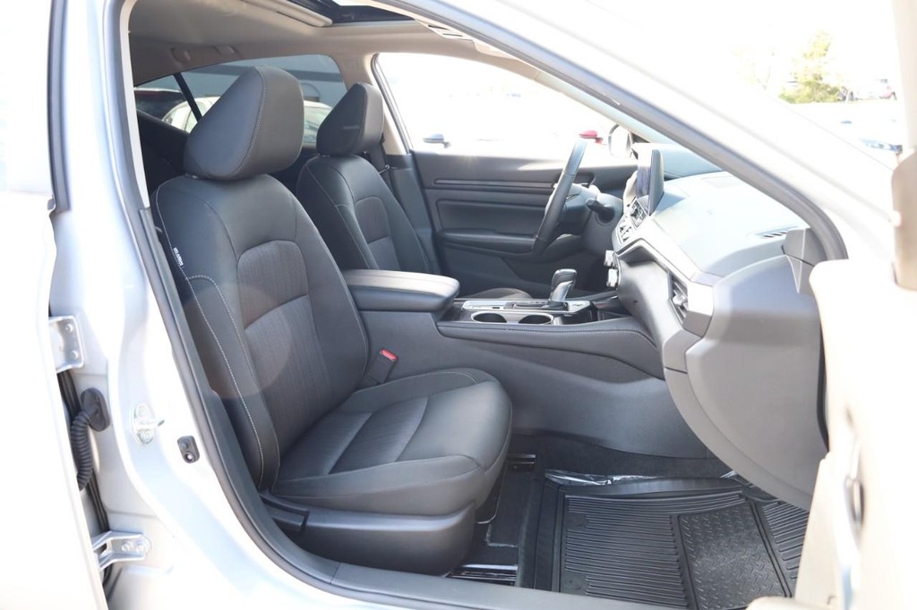 Nissan Altima Vehicle Image 25