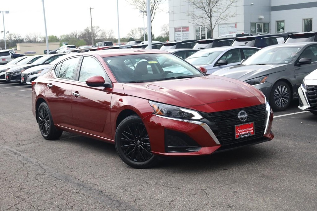 Nissan Altima Vehicle Full-screen Gallery Image 2