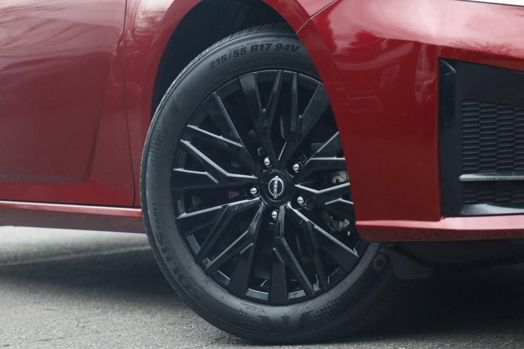 Nissan Altima Vehicle Full-screen Gallery Image 3