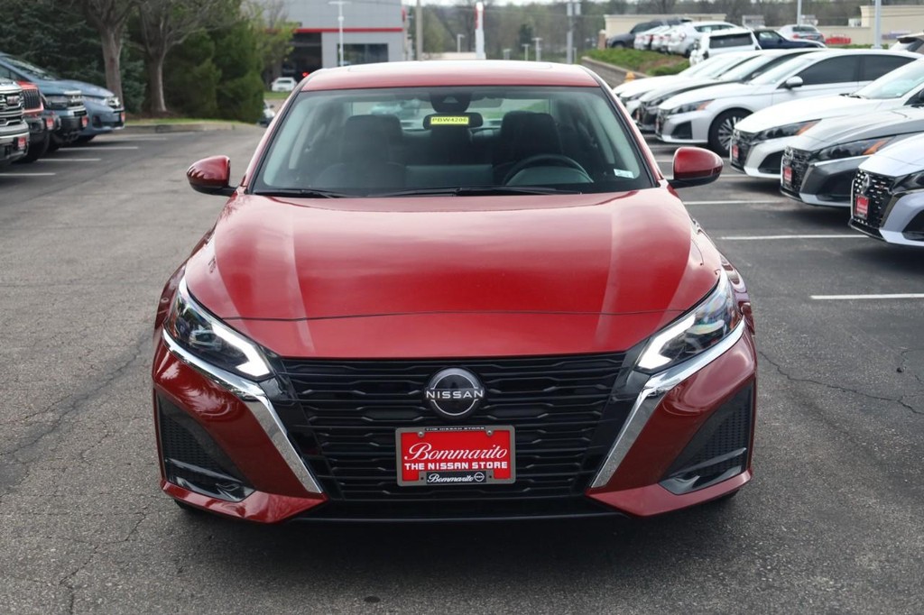 Nissan Altima Vehicle Full-screen Gallery Image 4