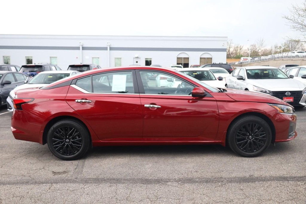 Nissan Altima Vehicle Full-screen Gallery Image 5