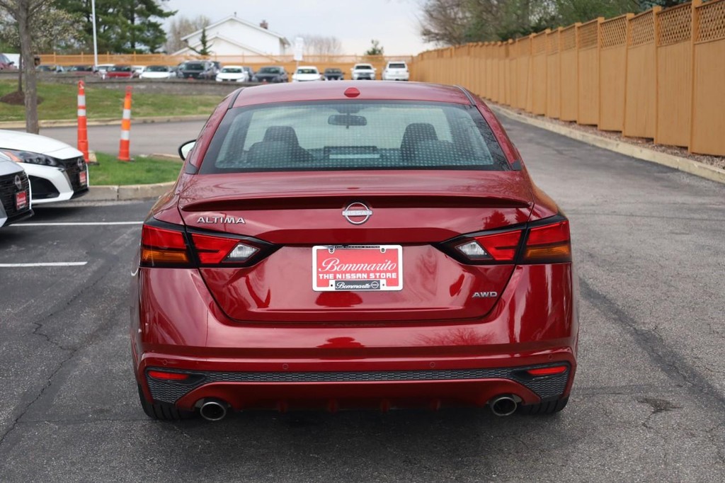 Nissan Altima Vehicle Full-screen Gallery Image 6