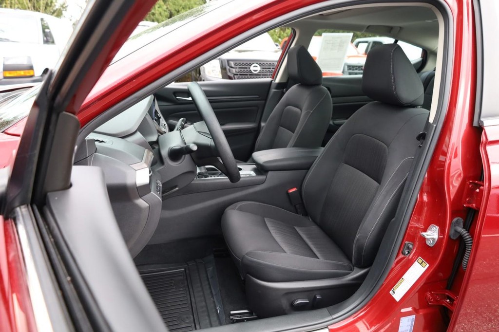 Nissan Altima Vehicle Full-screen Gallery Image 8