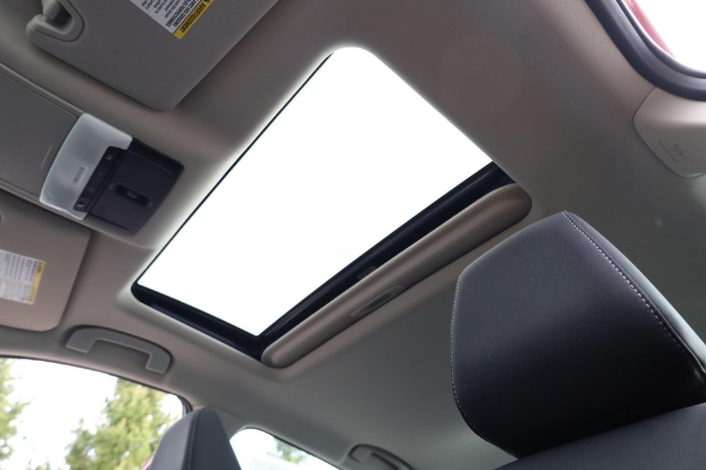 Nissan Altima Vehicle Full-screen Gallery Image 9