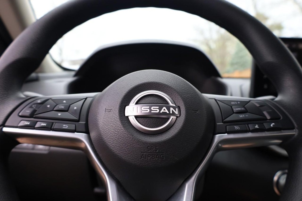 Nissan Altima Vehicle Full-screen Gallery Image 10