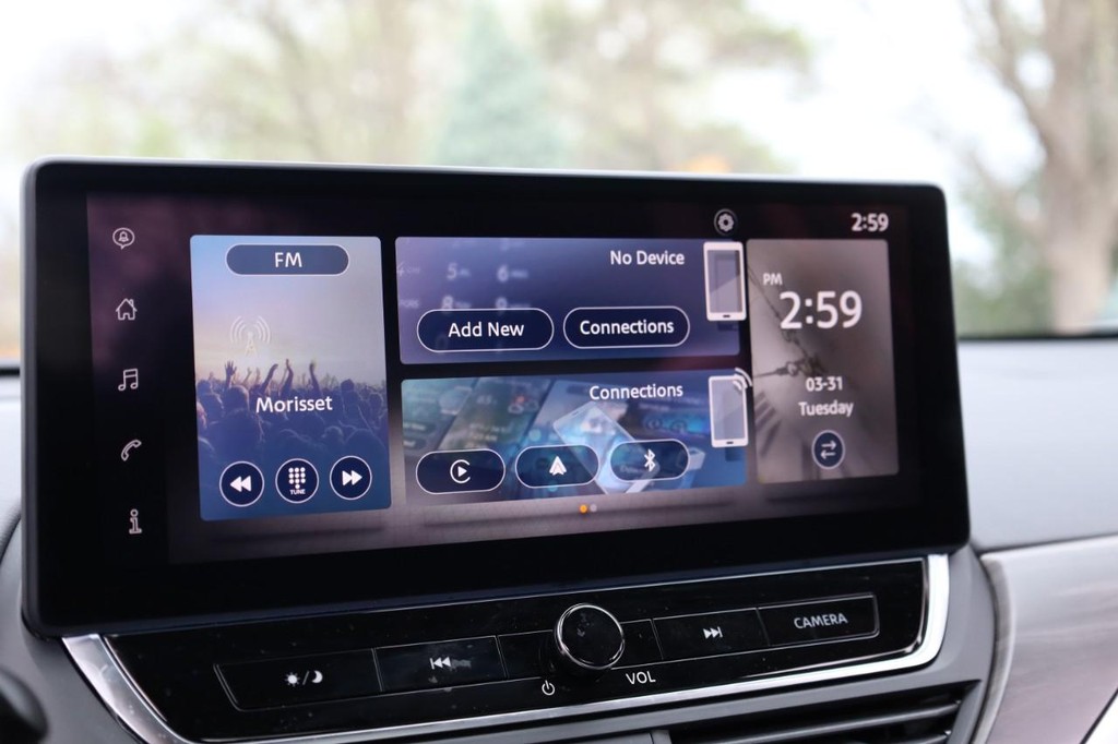 Nissan Altima Vehicle Full-screen Gallery Image 12