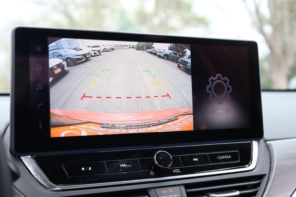 Nissan Altima Vehicle Full-screen Gallery Image 13