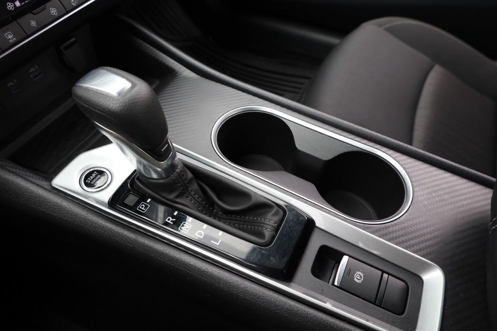 Nissan Altima Vehicle Full-screen Gallery Image 16