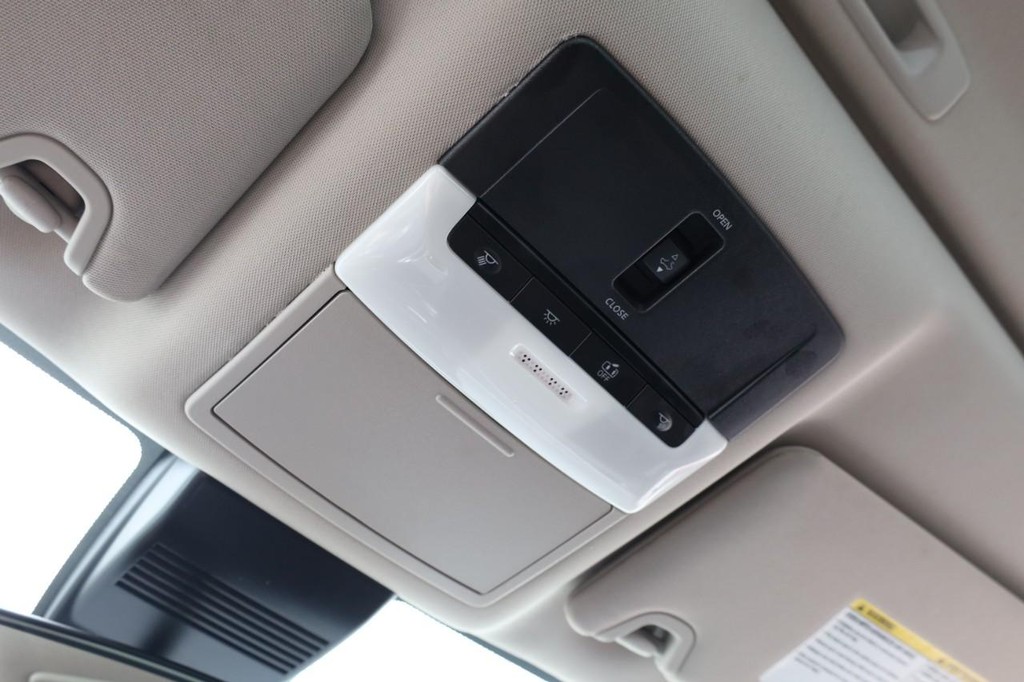 Nissan Altima Vehicle Full-screen Gallery Image 17