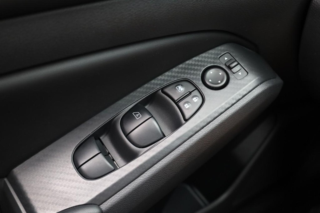 Nissan Altima Vehicle Full-screen Gallery Image 18