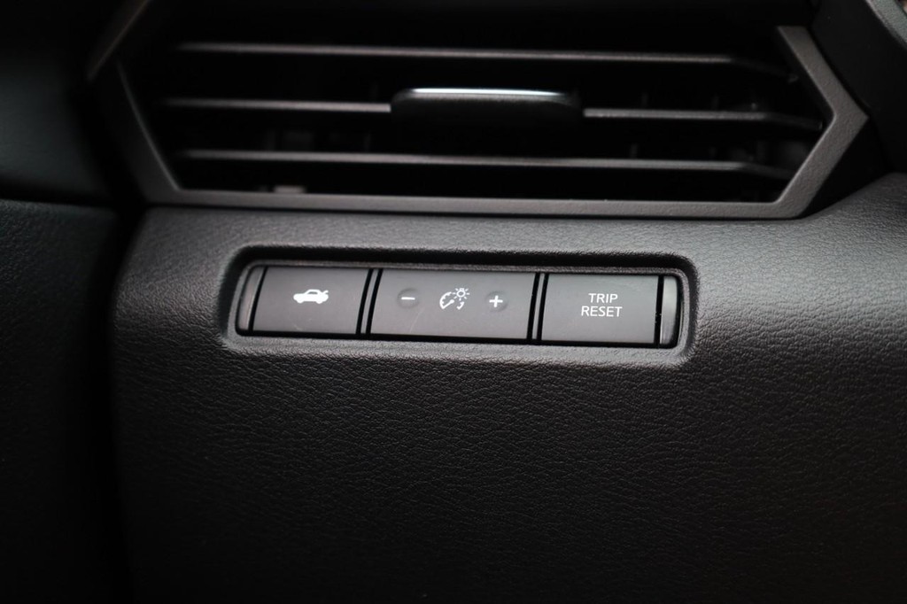 Nissan Altima Vehicle Full-screen Gallery Image 19