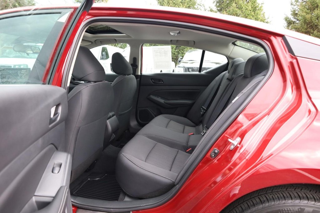 Nissan Altima Vehicle Full-screen Gallery Image 20