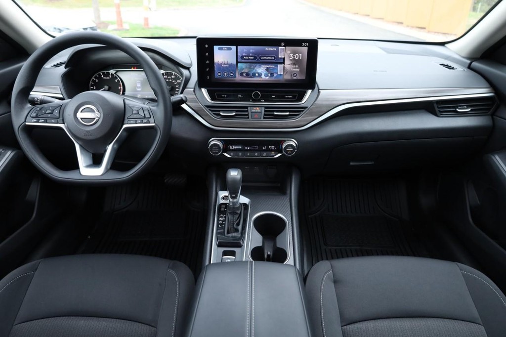 Nissan Altima Vehicle Full-screen Gallery Image 22