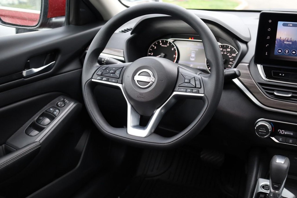 Nissan Altima Vehicle Full-screen Gallery Image 23