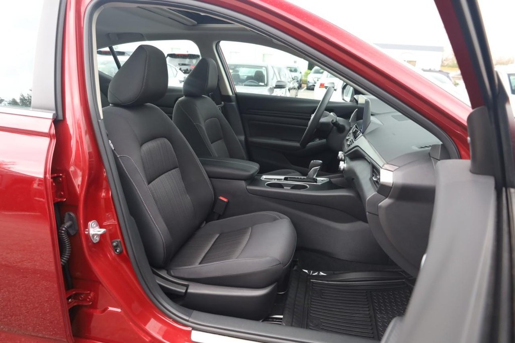 Nissan Altima Vehicle Full-screen Gallery Image 24